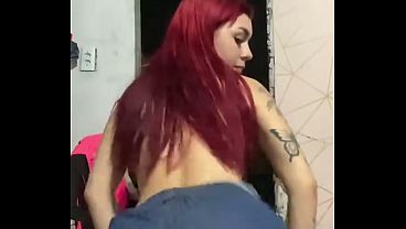 Ruivinha rebolando olhando para trás